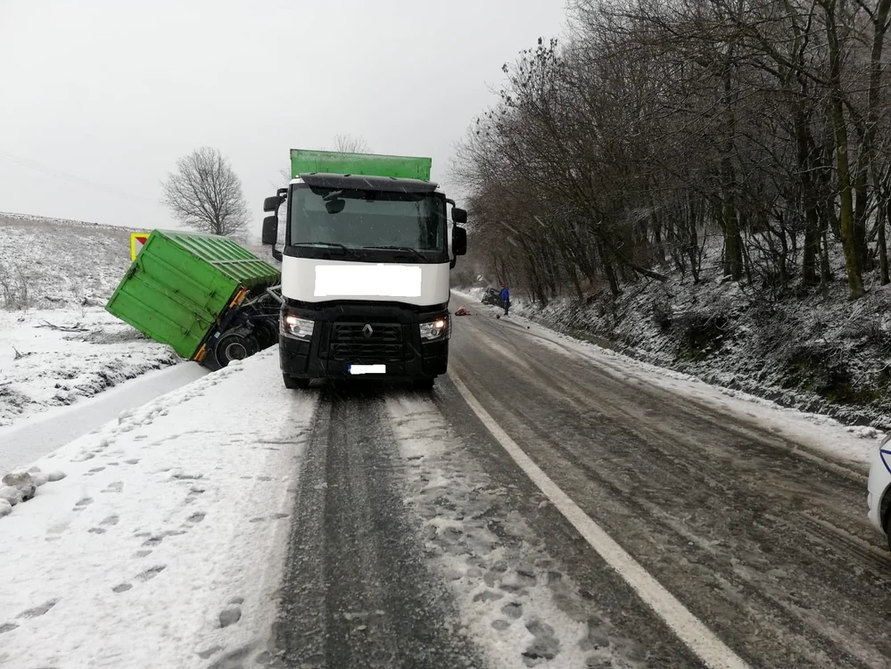 Remorca unei mașini mare tonaj s-a răsturnat după ce s-a lovit de un autoturism