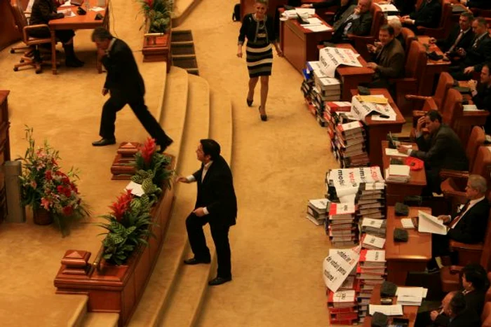 Social-democraţii au venit la moţiune cu 2,5 milioane de semnături pentru demiterea Guvernului Boc