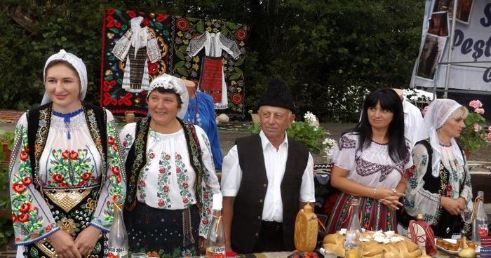 Concurs de ţuică de cireşe FOTO Corina Macavei