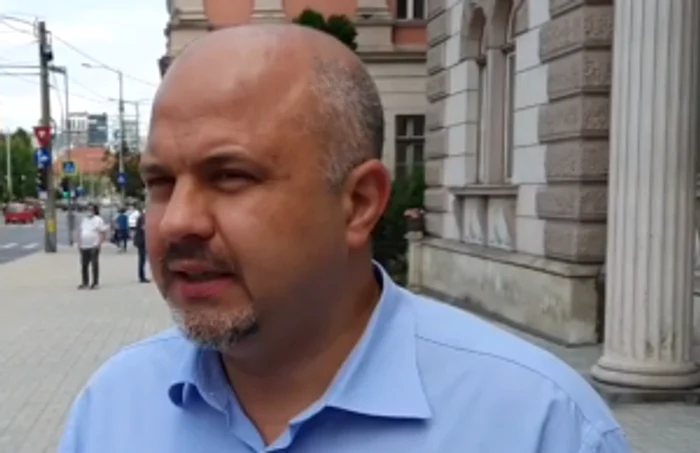 Emanuel Ungureanu a făcut o declaraţie de presă în faţa Tribunalului Cluj. FOTO: Captura video