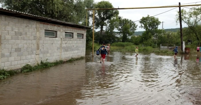 Locuitorii din Străşeni şi astăzi se luptă cu apa, după deversarea râului Bâc FOTO Dumitru Goncear