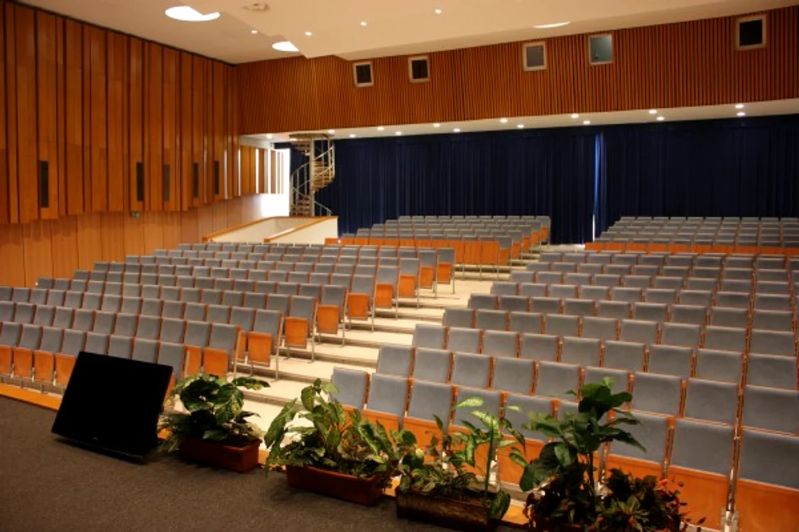 
    Au trecut vremurile când studenţii umpleau sălile de curs  