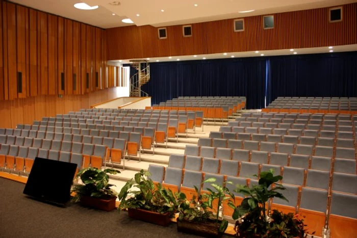 
    Au trecut vremurile când studenţii umpleau sălile de curs  