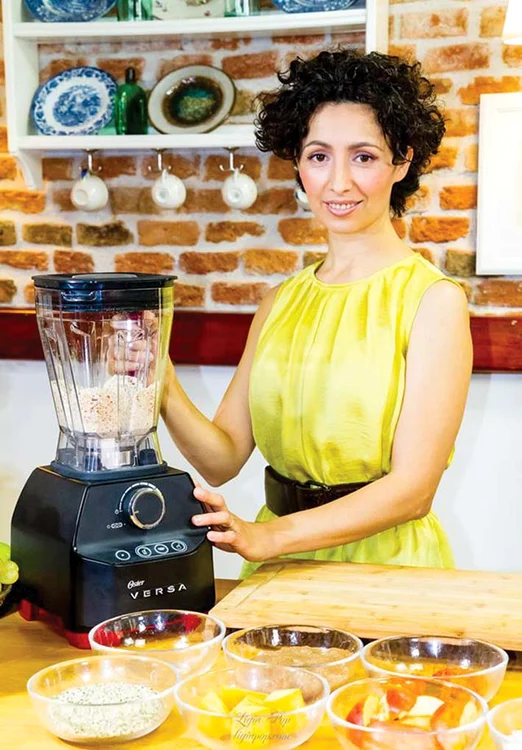 Ligia Pop este adepta şi promotoarea raw food în România, specializată în bucătăria vegană fără foc, autoarea mai multor cărţi de alimentaţie sănătoasă