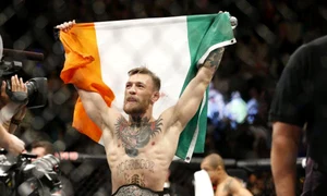 McGregor a salutat publicul cu steagul Irlandei jpeg