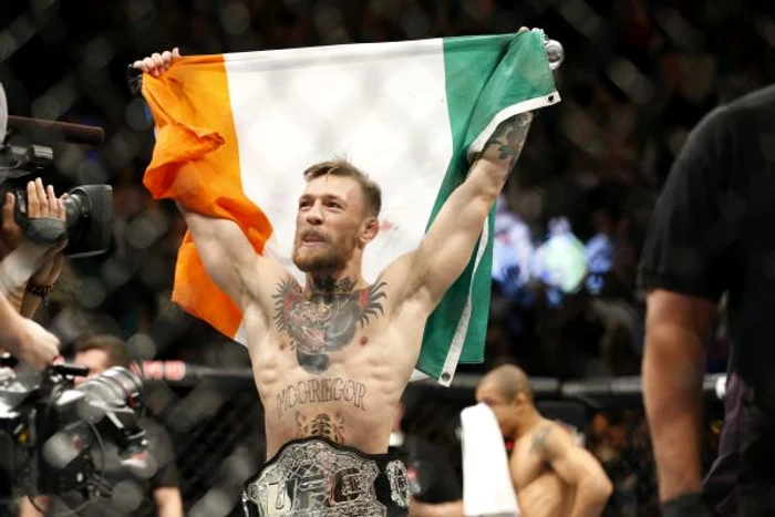McGregor a salutat publicul cu steagul Irlandei