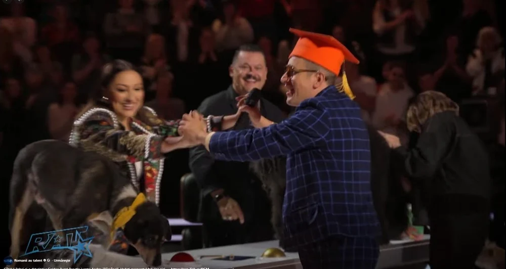 Momentul care a făcut istorie la „Românii au talent”. Unul dintre câinii unui dresor şi-a dat singur Golden Buzz. „Rămâne!”