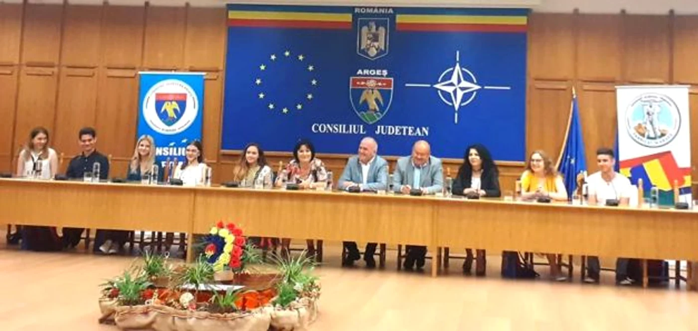 Elevii cu 10 la Bacalaureat au fost premiaţi de conducerea CJ Argeş.