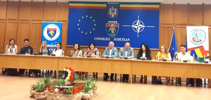 Elevii cu 10 la Bacalaureat au fost premiaţi de conducerea CJ Argeş.