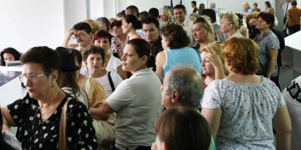 Ieşenii stau la coadă pentru cererile de ajutor social