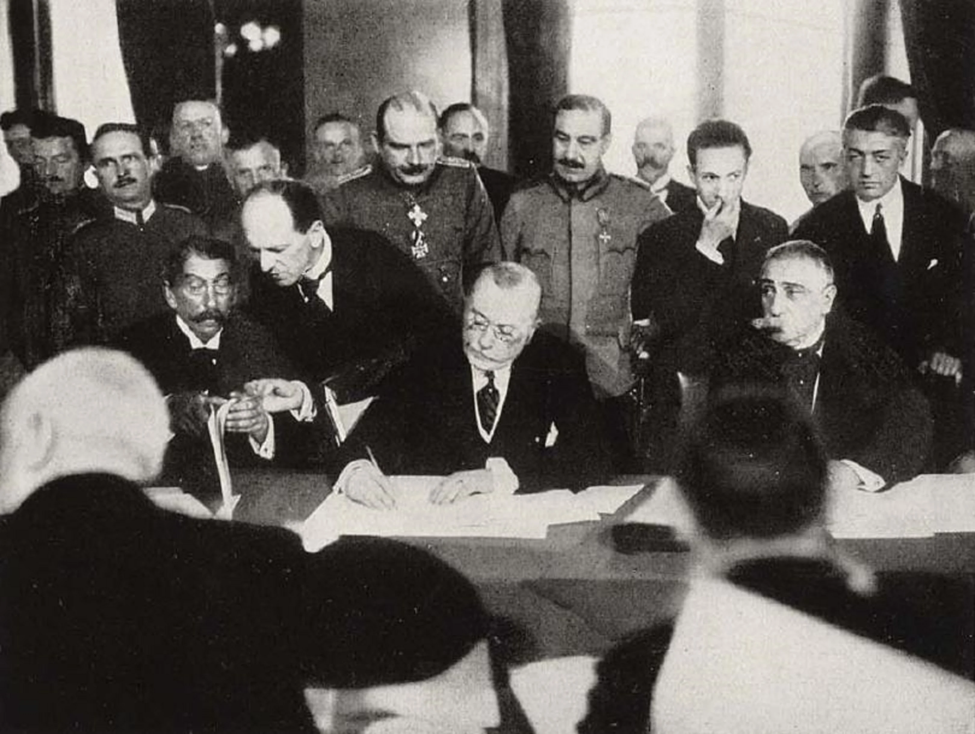 Unul dintre cele mai umilitoare episoade din istoria României. Ziua în care țara a fost redusă la statutul unei adevărate colonii