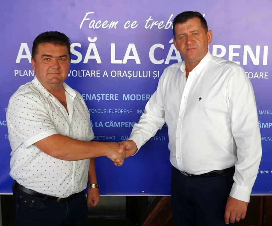Candidatul Pro Romania (dreapta) a anunţat că se retrage în favoarea lui Cristian Paşca de la PNL