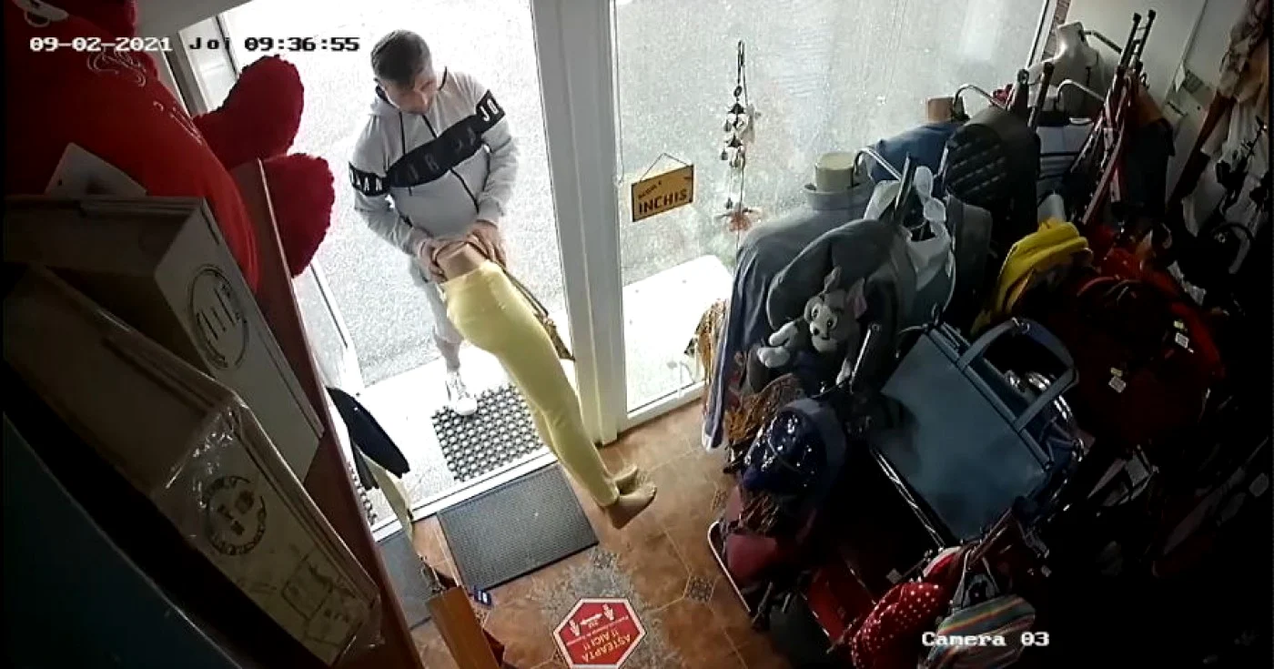 Momentul în care hoţul pleacă cu manechinul din magazin FOTO captură video