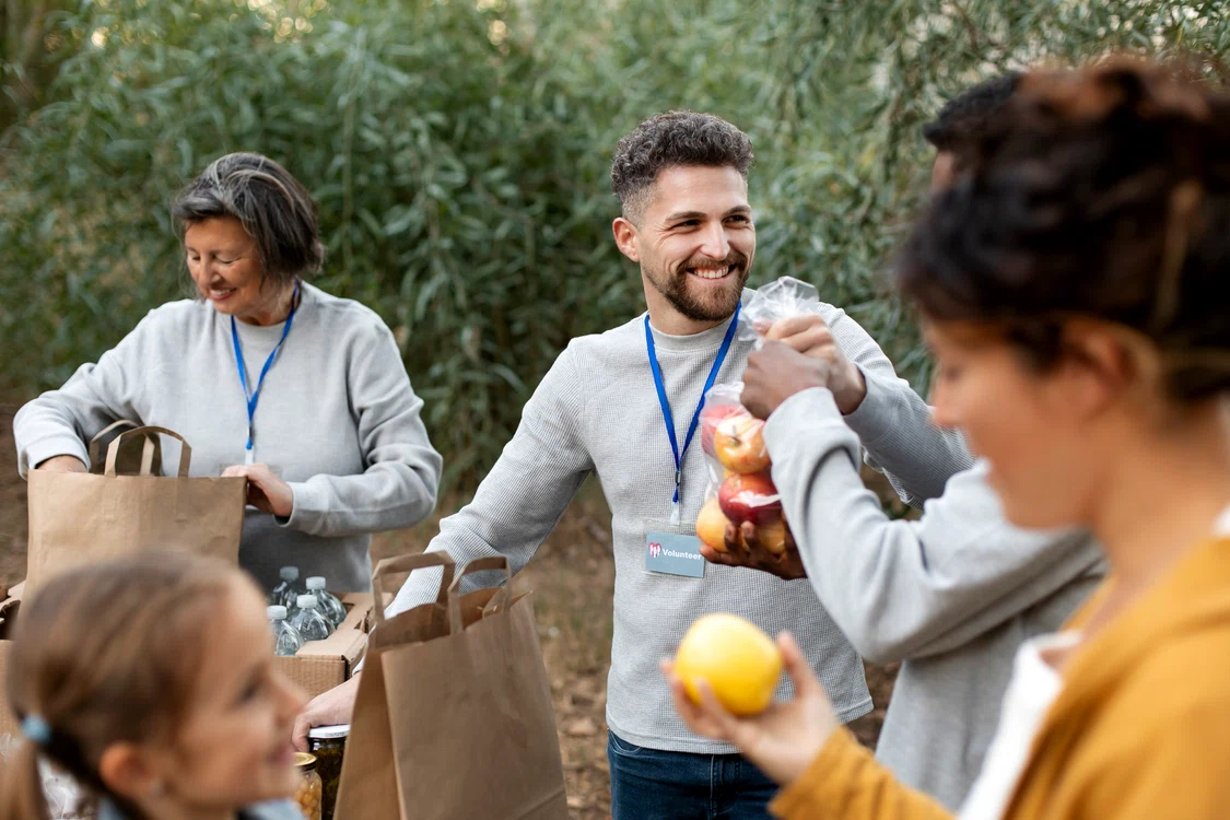 Pot fi oferite de pomană în această zi ouă roșii și alimentele de bază / foto: freepik.com