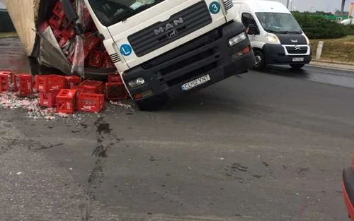 Accident cu un TIR încărcat cu Coca-Cola FOTO Vocea Timişului