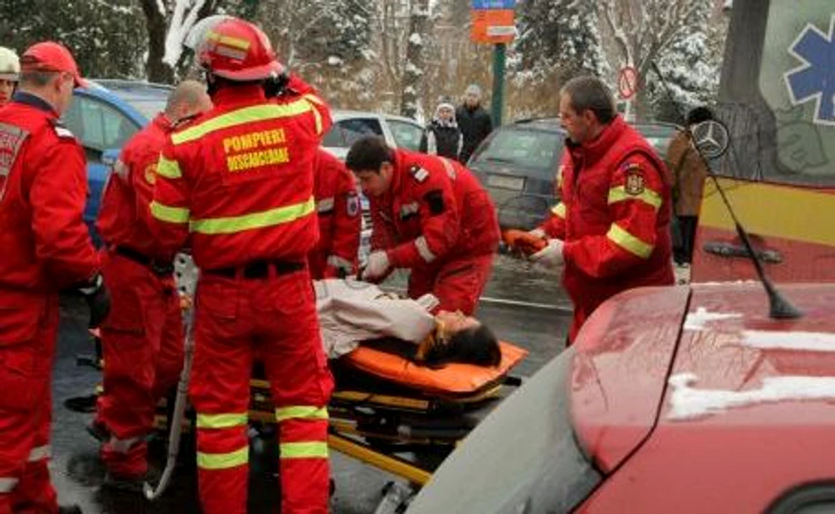 
    Şoferul unui VW Passat nu a acordat prioritate şi s-a izbit violent cu un VW Golf  