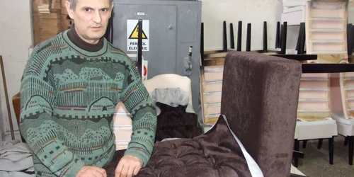 Teofil Iederan tapiţează scaune în interiorul Penitenciarului