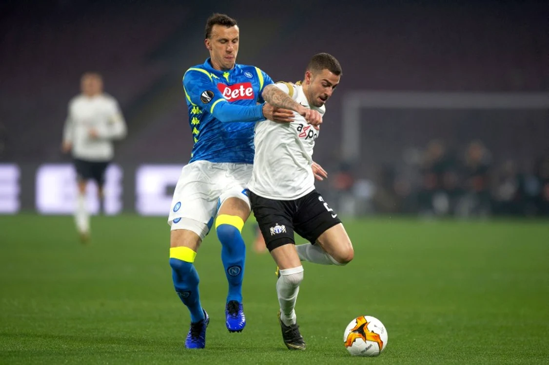 
    Vlad Chiricheș, în duel cu Marco SchoenbaechlerFoto: EPA  