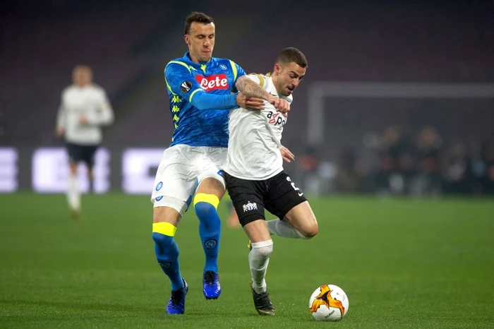 Vlad Chiricheș, în duel cu Marco SchoenbaechlerFoto: EPA