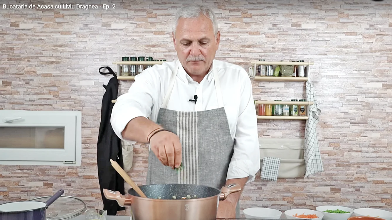 Dragnea găteşte în bucătăria casei în care stă cu chirie / captură: YouTube