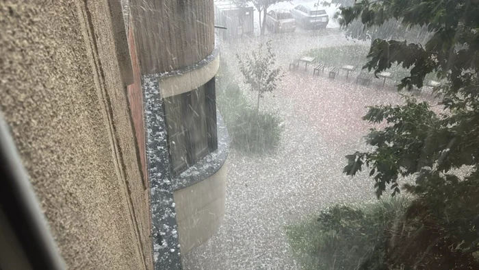 A plouat cu grindina la Iași FOTO: Captură video