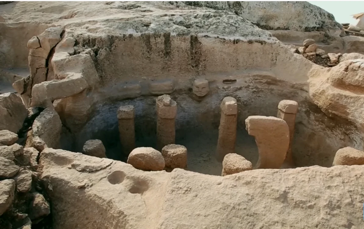 Sculpturile dăltuite într-un stâlp mare de piatră la Göbekli Tepe. FOTO captură Science Channel 