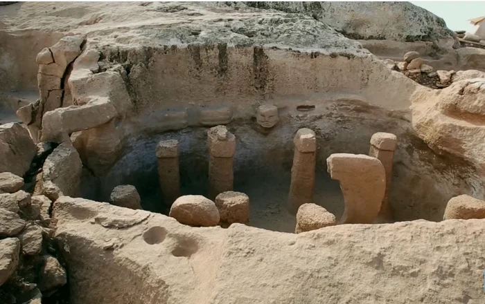 Sculpturile dăltuite într-un stâlp mare de piatră la Göbekli Tepe. FOTO captură Science Channel 