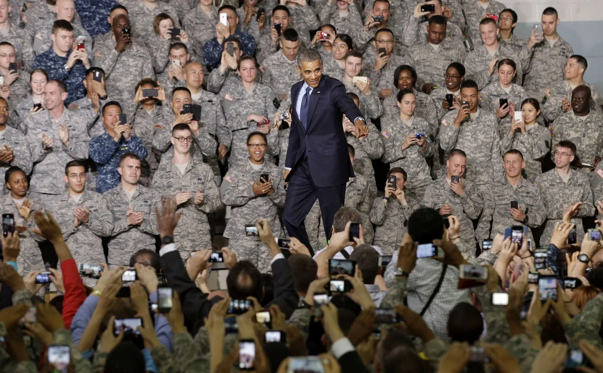 Preşedintele Barack Obama, înconjurat de soldaţi