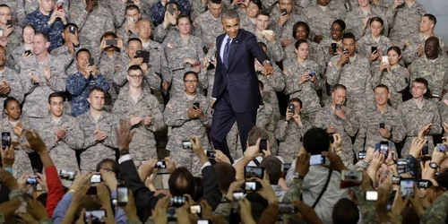 Preşedintele american Barack Obama este întâmpinat de personalul militar american