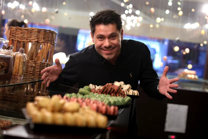 
    Tudor Constantinescu a devenit cunoscut după ce a fost jurat în emisiunea „Bake Off” de la PRO TV  