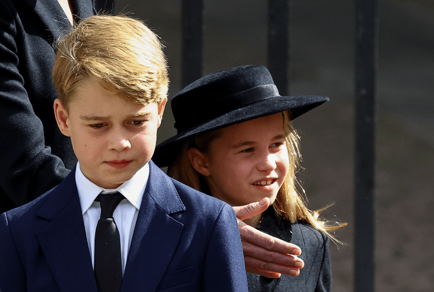 Prințul George și prințesa Charlotte au adus ultimele omagii reginei Elisabeta, străbunica lor