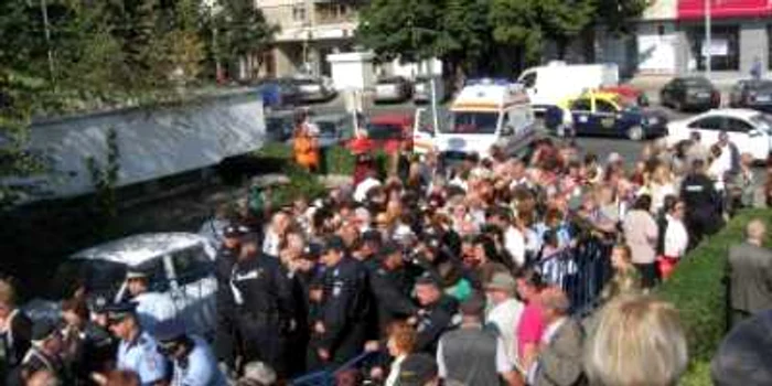 Piteşti: De ziua lor, pensionarii s-au călcat în picioare pentru zahăr, ulei şi făină