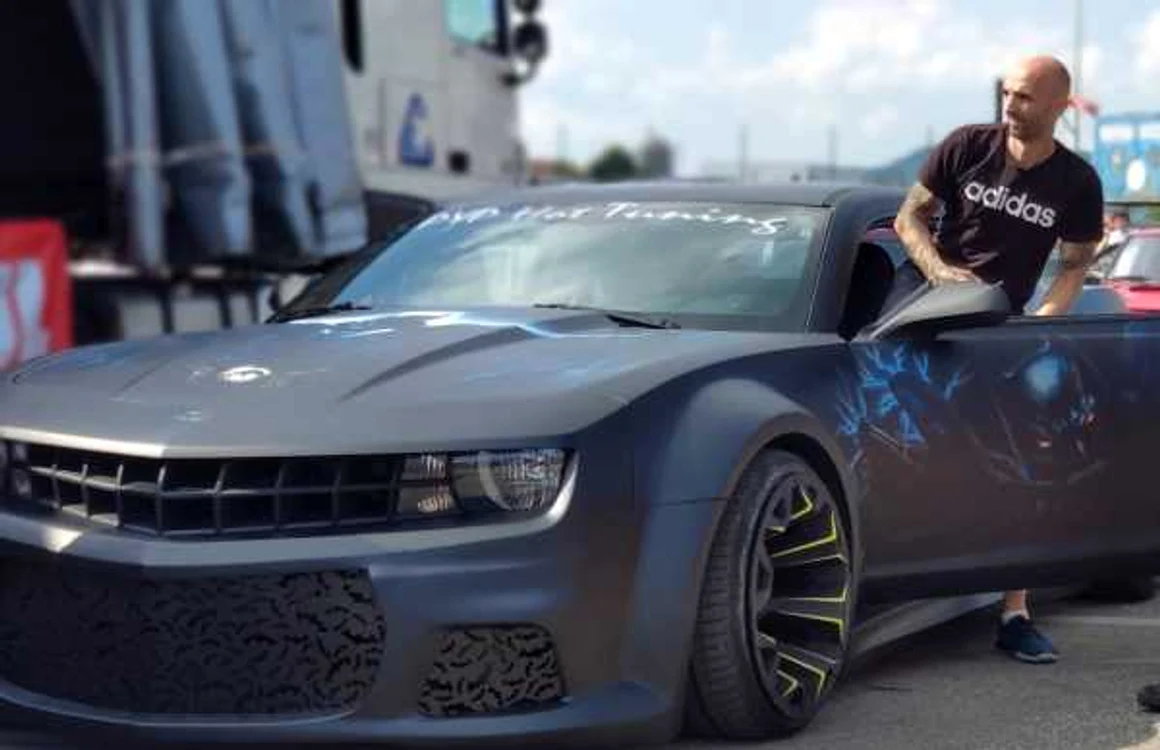 Alin Opriţescu şi un Chevrolet Camaro din care a făcut o bijuterie FOTO: arhiva personală