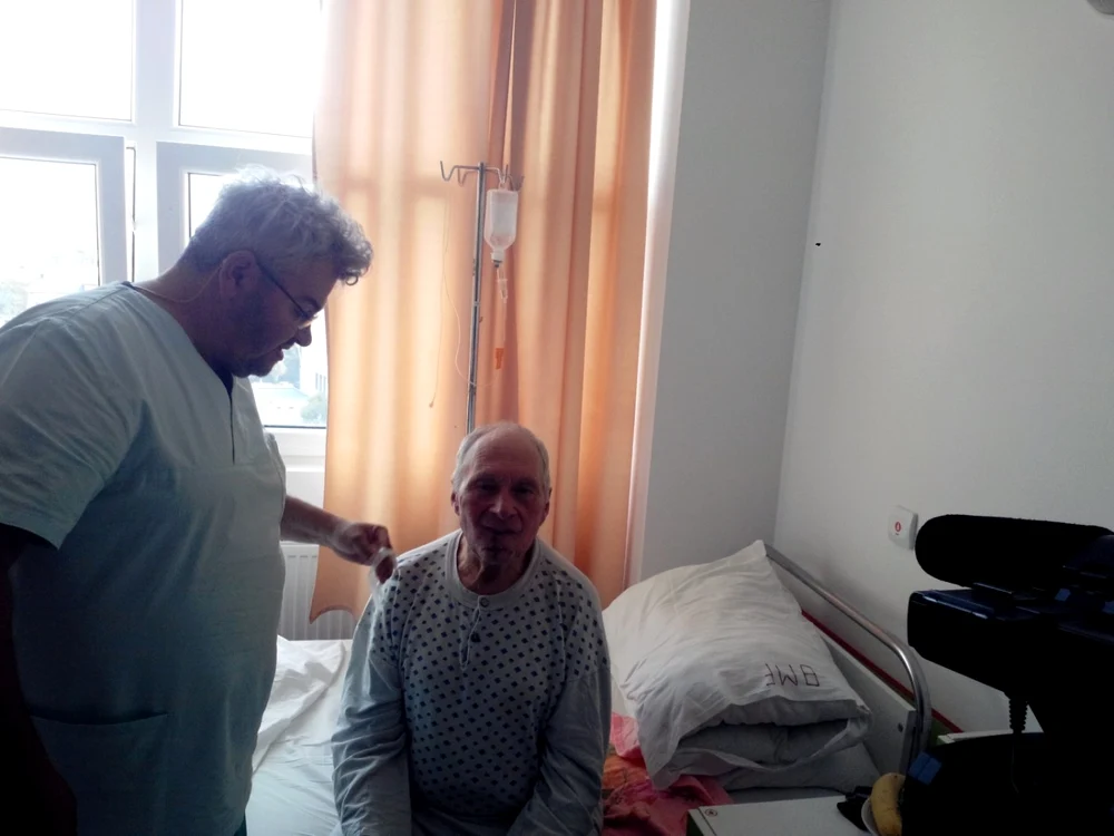 Chirurgul Ovidiu Rotaru şi pacientul Gavrilă Ţulean   Foto: Angela Sabău