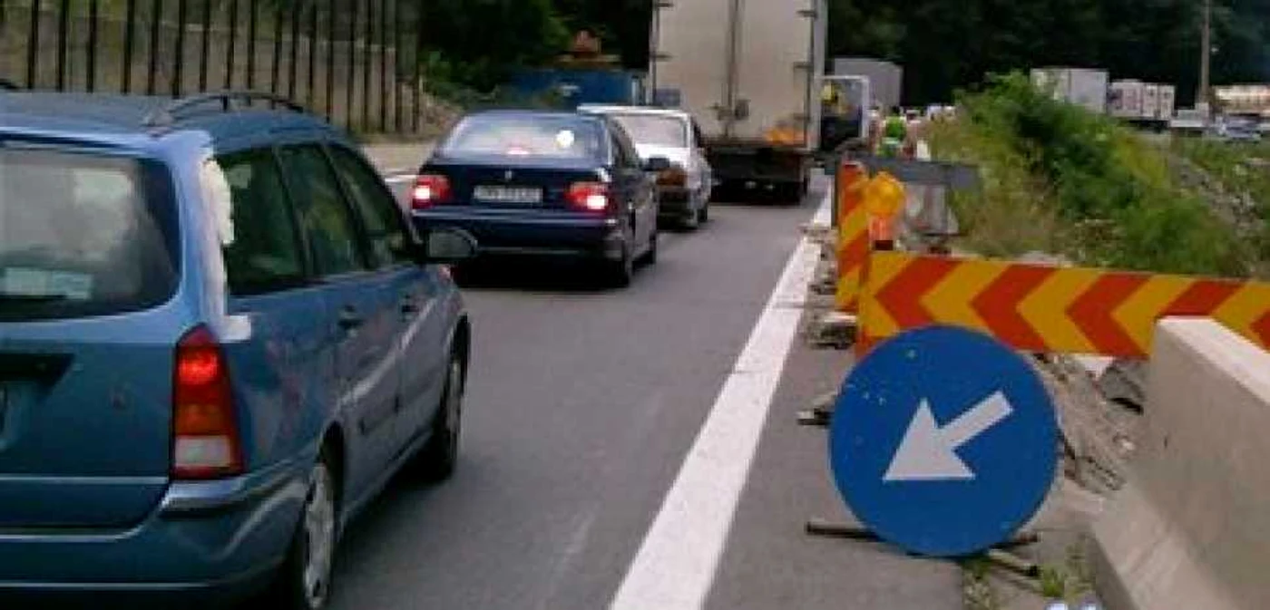 Râmnicu Vâlcea: A intrat cu un BMW sub un autocar - Adevărul la minut