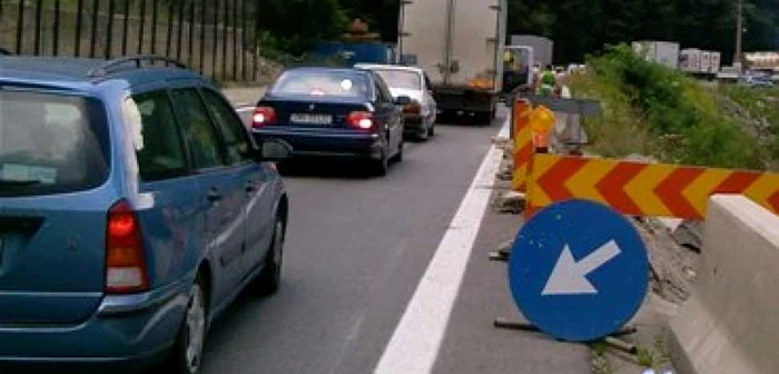 Râmnicu Vâlcea: A intrat cu un BMW sub un autocar - Adevărul la minut
