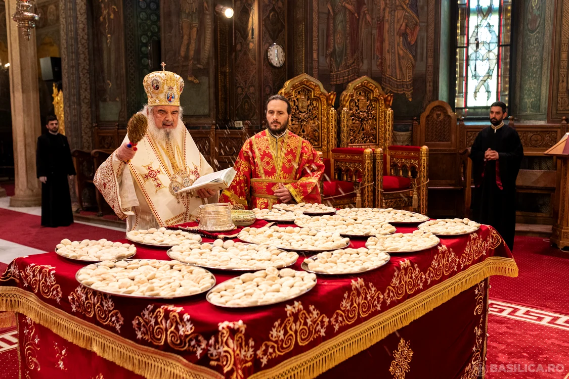 
    Patriarhul Daniel a sfințit 2000 de pachete cu PaștiFoto: basilica.ro  