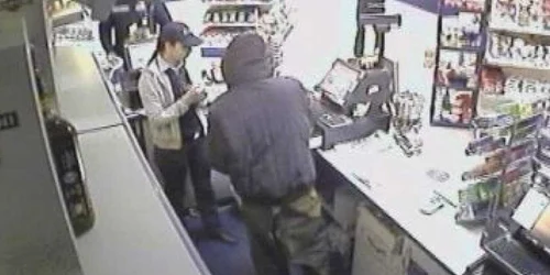 Unul dintre hoţi s-a autoservit din casa de marcat