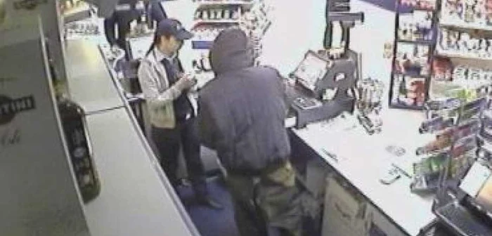 Unul dintre hoţi s-a autoservit din casa de marcat