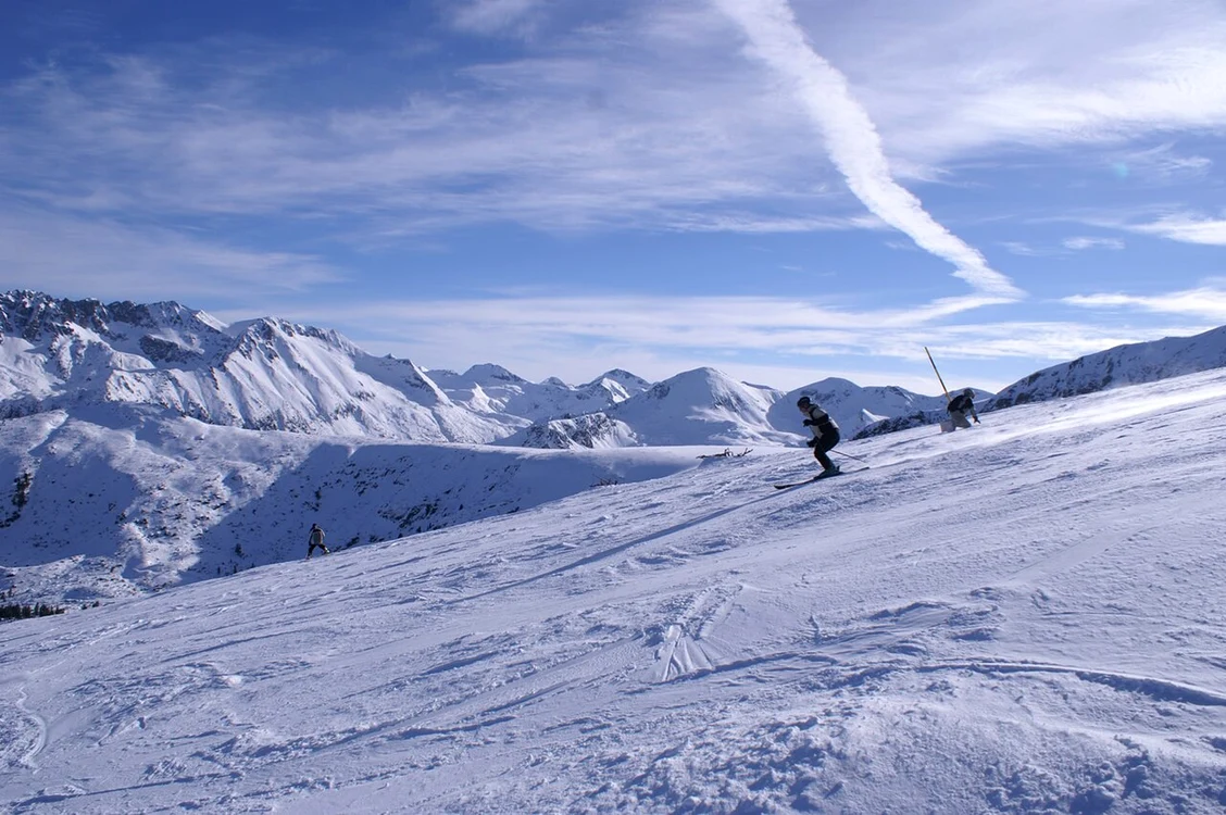 Schi la Bansko. Sursa: Wikipedia. Amorphisman