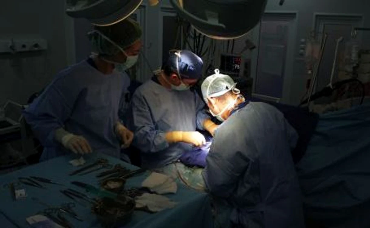 
    Medicul nu a fost găsit la timp de colegii săi pentru a salva viaţa pacientei  