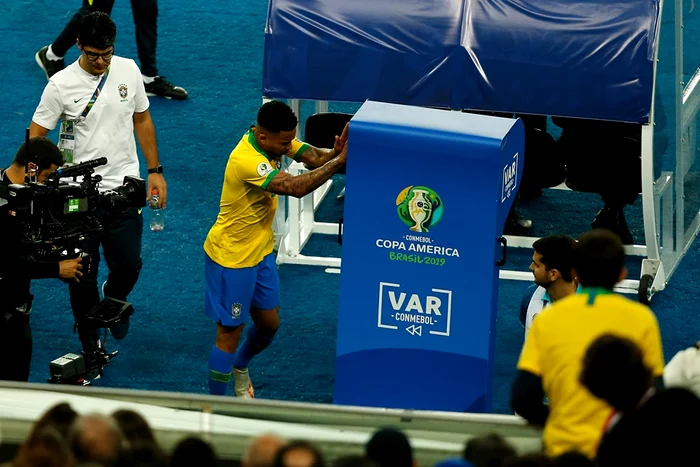 Gabriel Jesus împinge cabina VAR