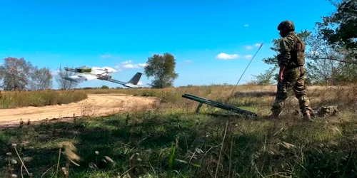 soldati rusi lanseaza drone   frontul din Ucraina FOTO profimedia jpg