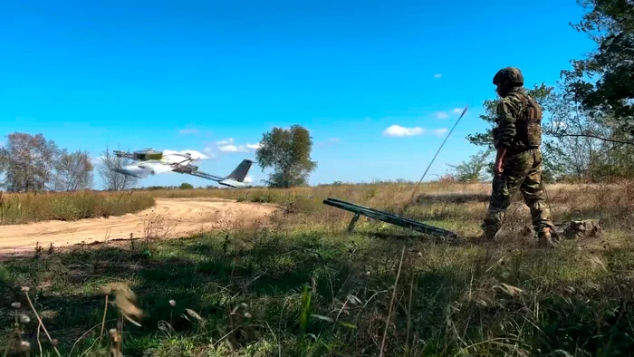 Soldați ruși lansează drone pe frontul din Ucraina FOTO profimedia
