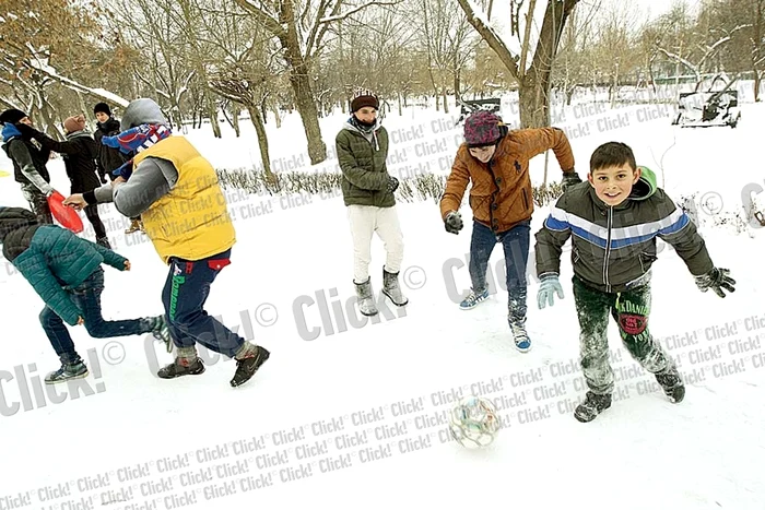 Puştii s-au distrat  copios la săniuş (Fotografii: Dorin Constanda, Vlad Eftenie/Mediafax)