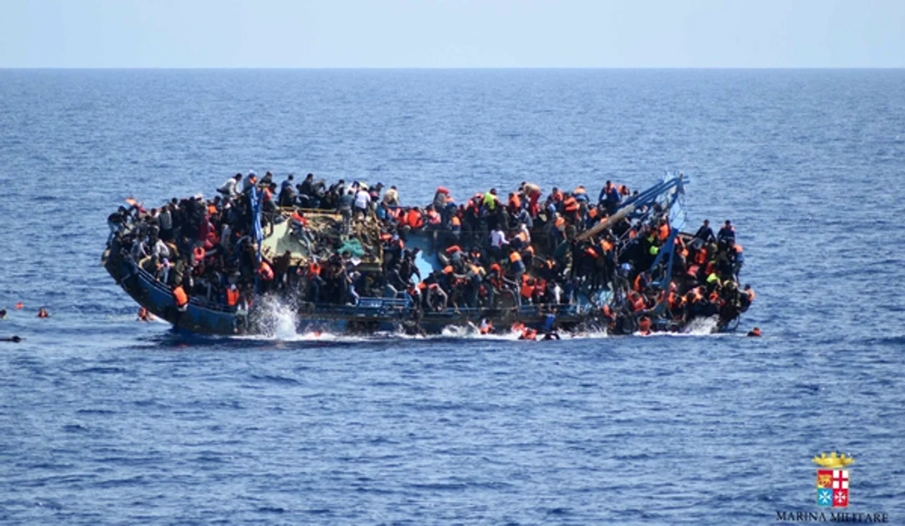 
    Nava Bettica s-a apropiat imediat de vas și a lansat la apă bărci și veste de salvareFoto: AP  