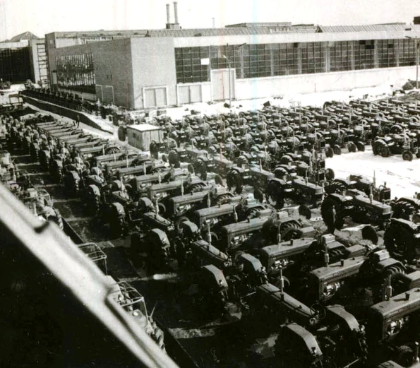 Uzinele de tractoare Braşov (© „Fototeca online a comunismului românesc”, cota: 220/1970)