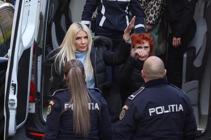 Laura Vicol atunci când a fost ridicată de poliție / foto: INQUAM