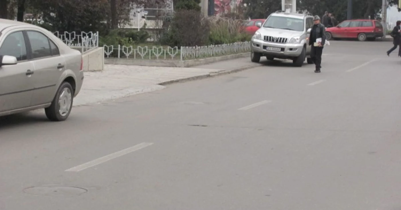 Pietonii sunt nevoiţi să ocolească pe stradă maşinile parcate pe trotuar FOTO