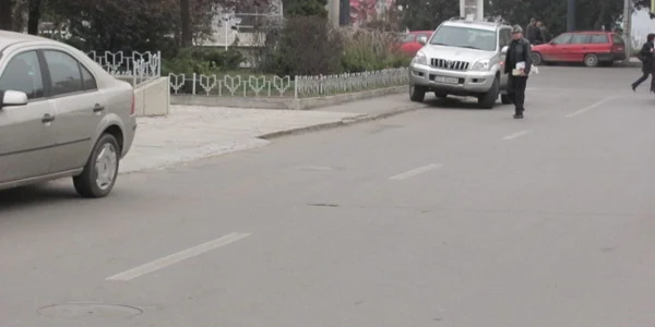Pietonii sunt nevoiţi să ocolească pe stradă maşinile parcate pe trotuar FOTO